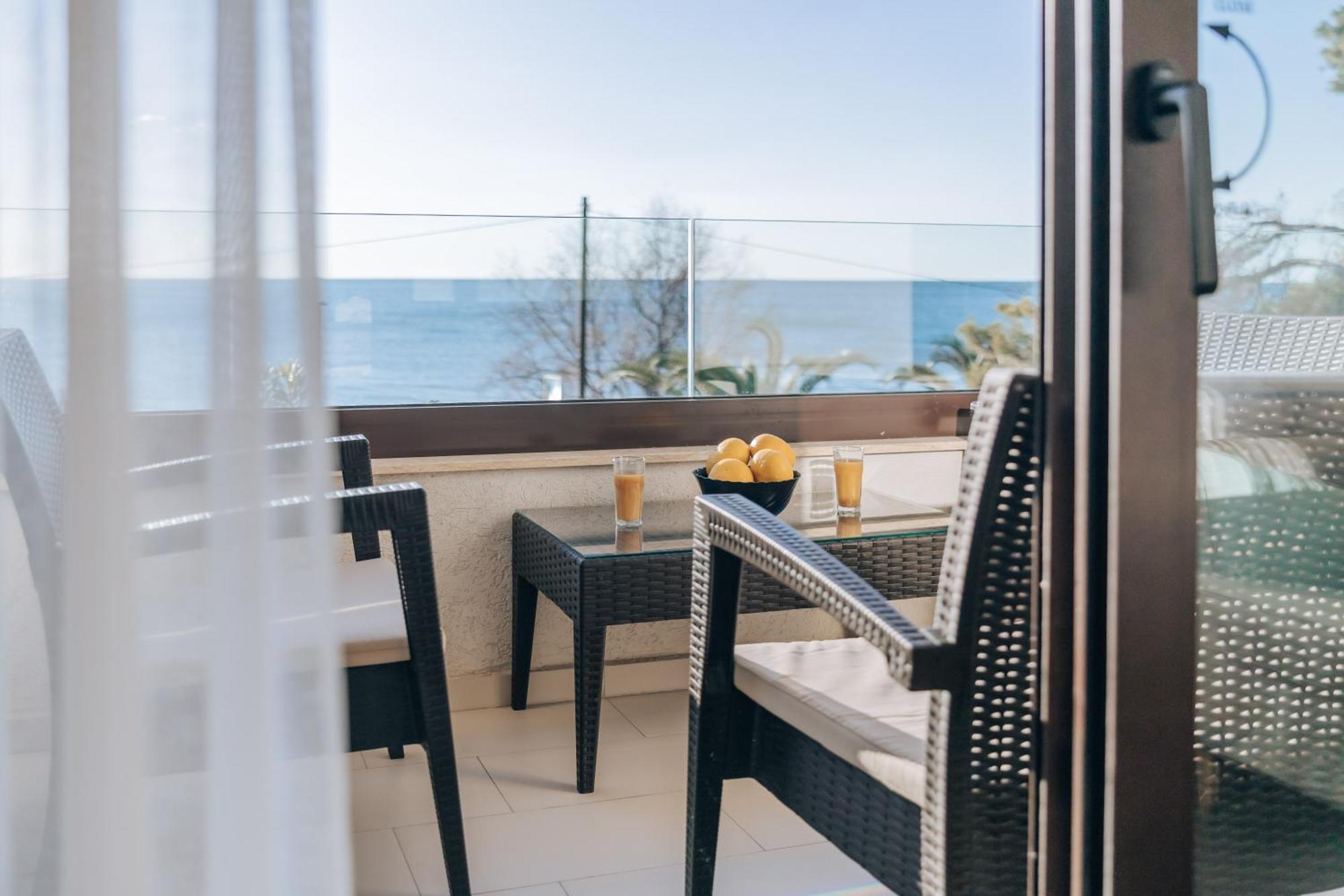 Apartments Kuce Lekovica Beach & Snack Bar- Bistro Pokoj fotografie